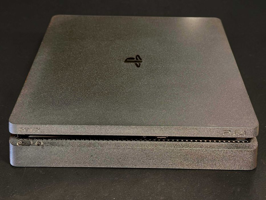 PS4 Slim 1TB + 2 pady + okablowanie – bardzo dobry stan
