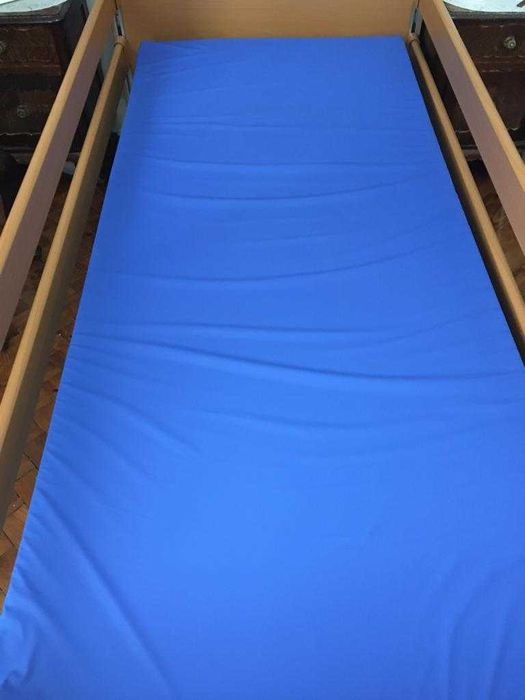 Cama elétrica articulada e elevatória com colchão anti-escaras