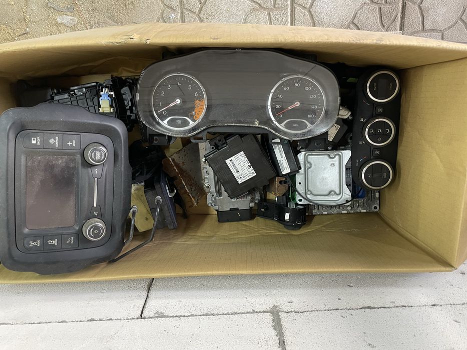 Jeep Renegade блоки приборка мультимедия