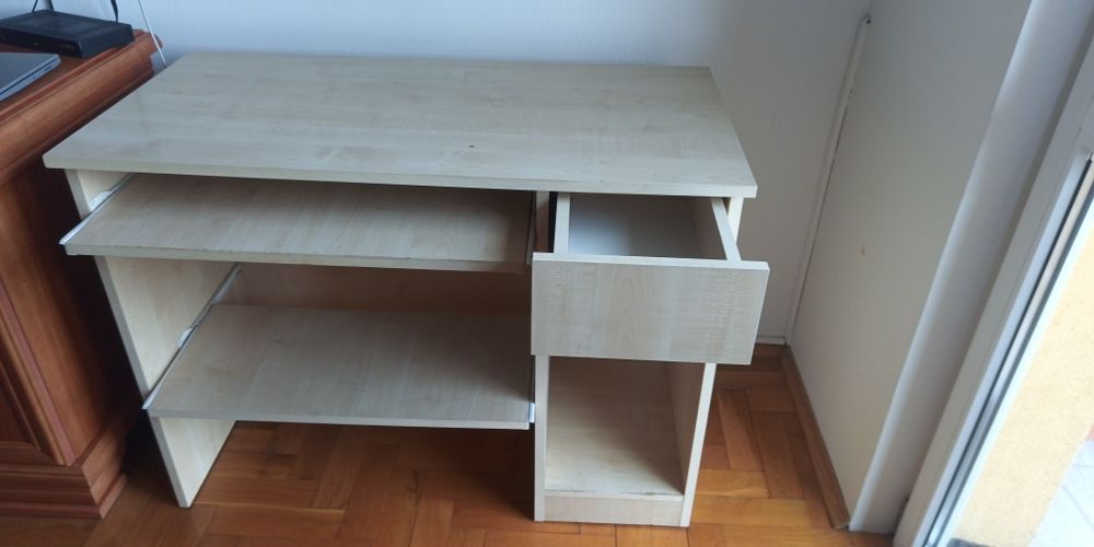 Biurko komputerowe z szufladą na drukarkę i drobiazgi