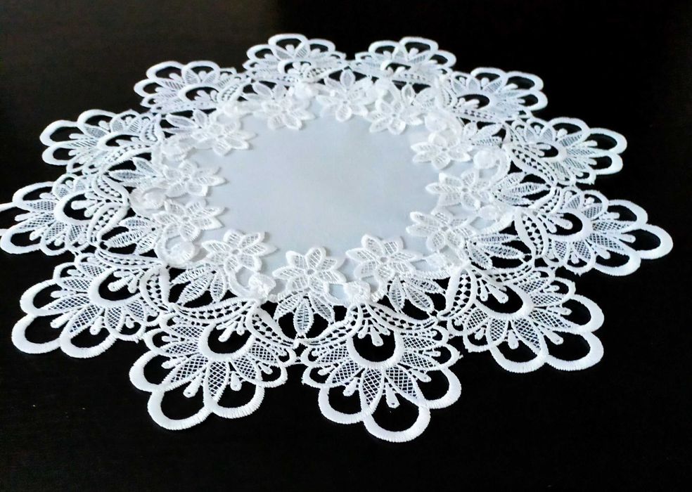 Serwetka biała okrągła obszyta gipiurą 40x40 cm