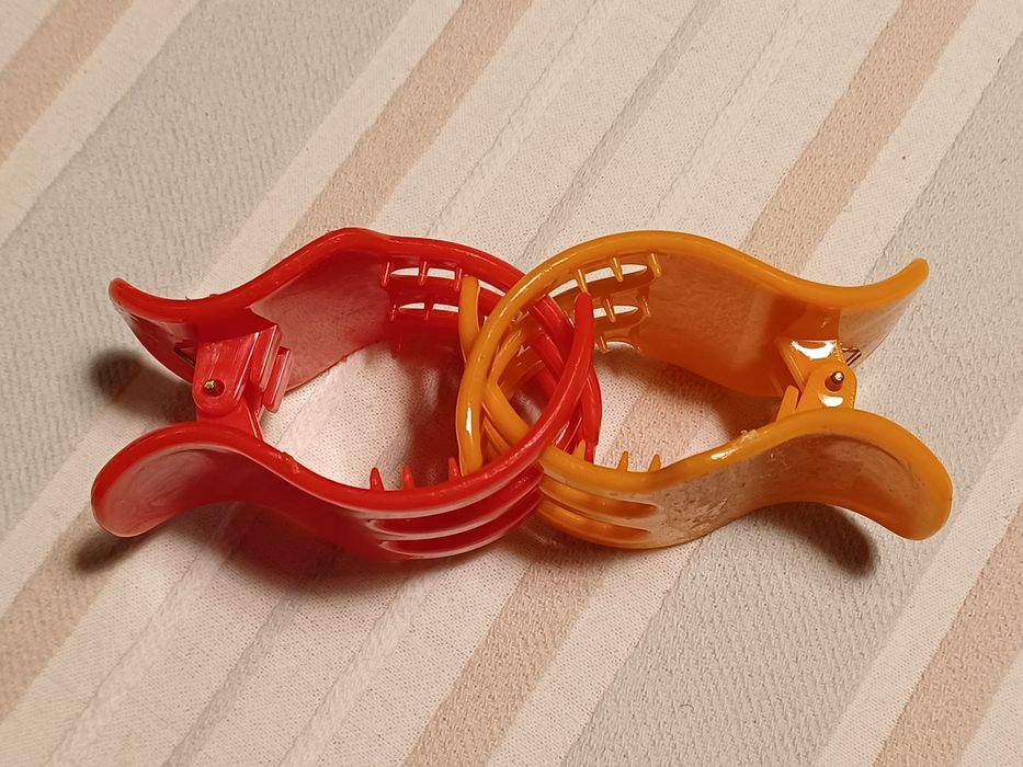 2 ganchos de cabelo (vermelho e laranja) + broche botão vermelho

Como