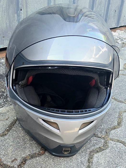 Capacete cinzento