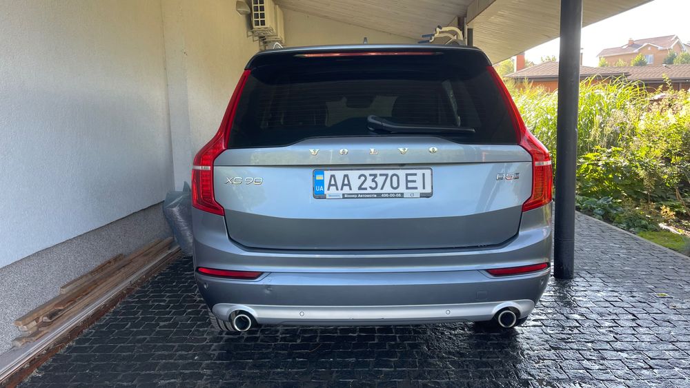 Автомобиль Volvo XC90