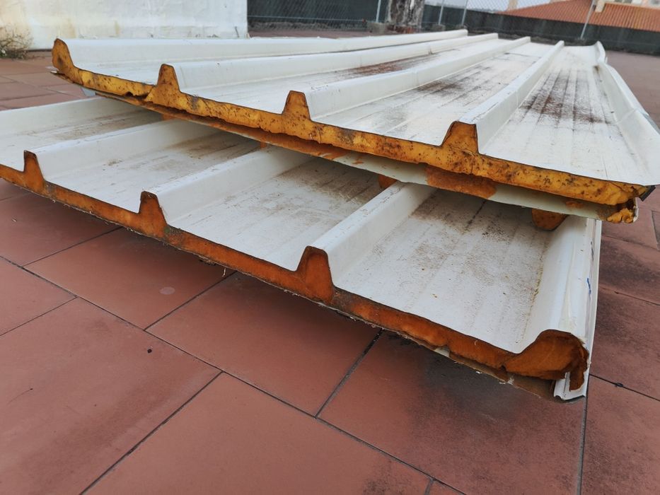 Painel sandwich amolgado