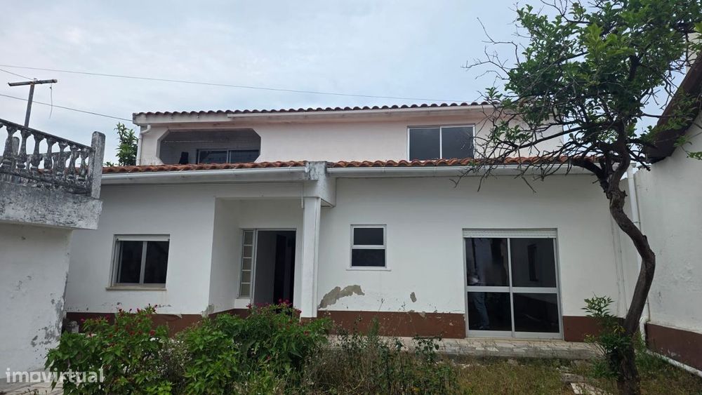 Moradia térrea T4, habitável, sem licença - M. Grande
