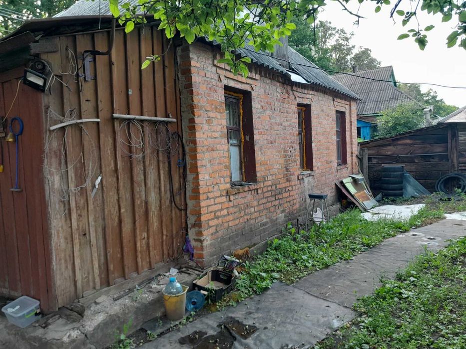 Дом кирпичный с участком сараем и огородом
