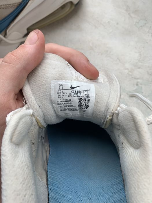 Кросівки NIKE.