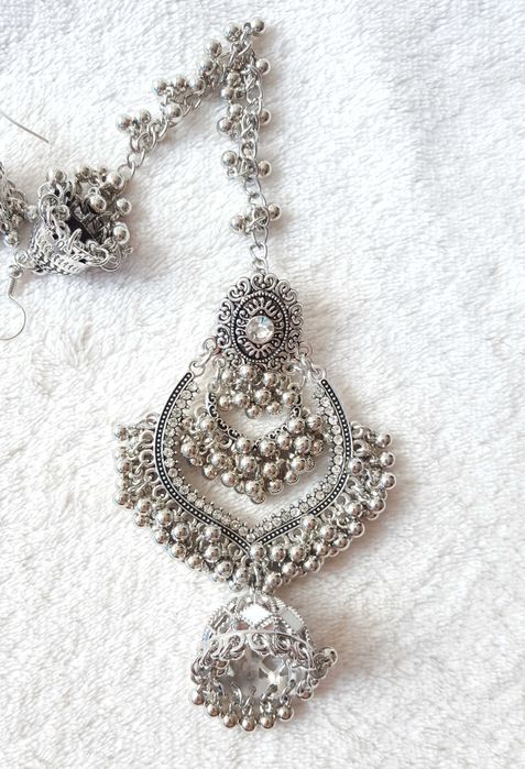 Duże długie kolczyki srebrny kolor białe cyrkonie dzwonki Bollywood