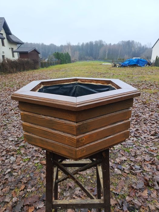 Sprzedam drewnianą donicę