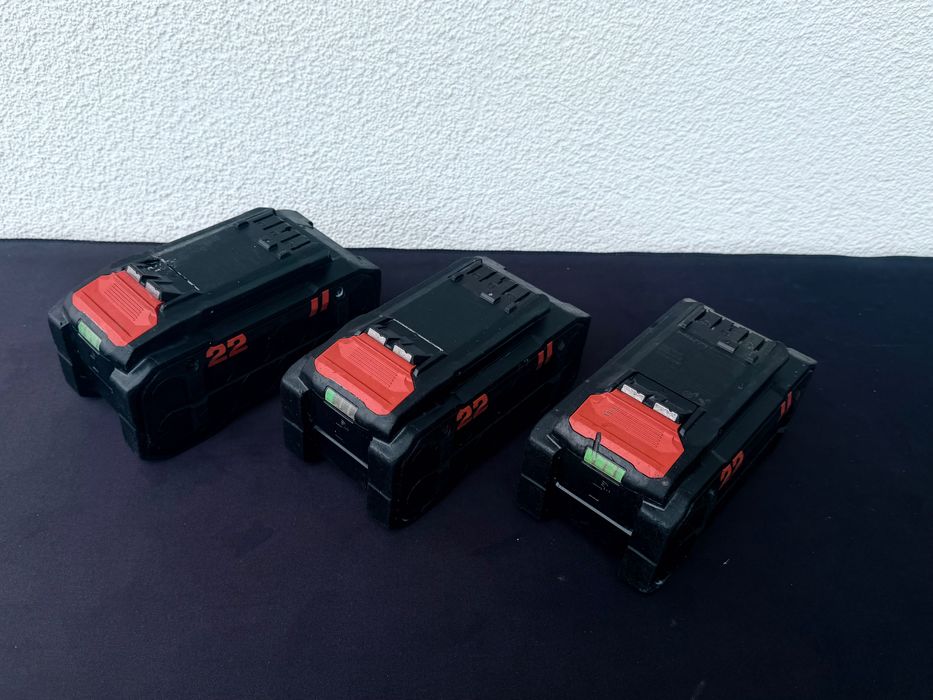 Zestaw trzech baterii B22-170 7.9 Ah 2024 r. bdb stan