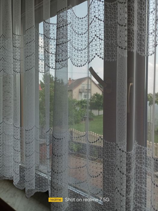 Sprzedam dwie firanki  z haftem