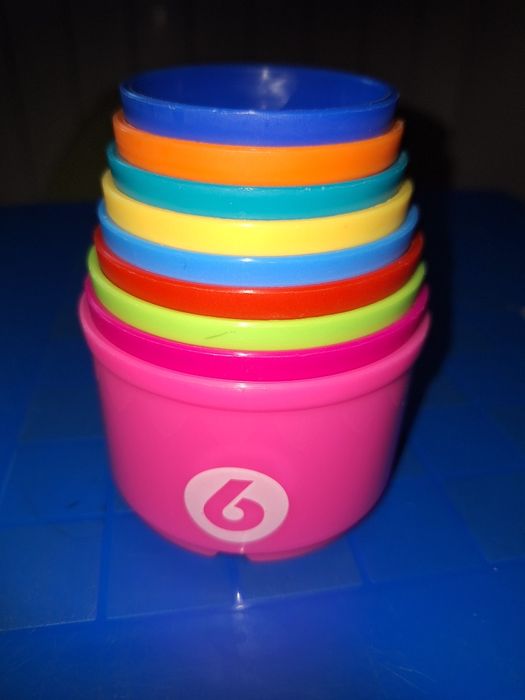 Kubeczki do układania wieży edukacyjne kolorowe do wody