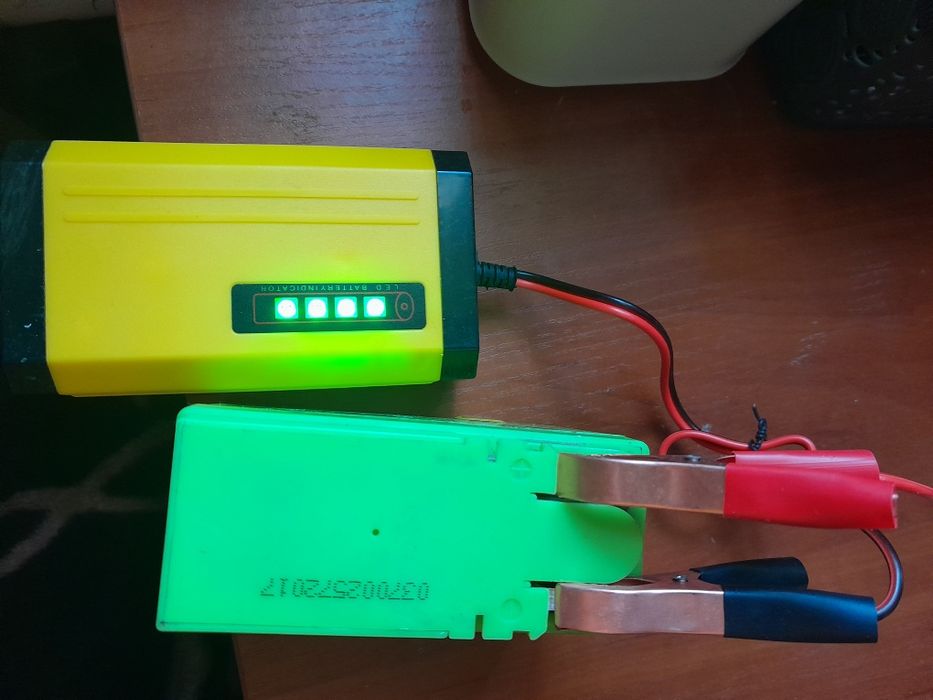 Зарядний пристрій 12 В 2-3 А з індикатором заряду, новий.