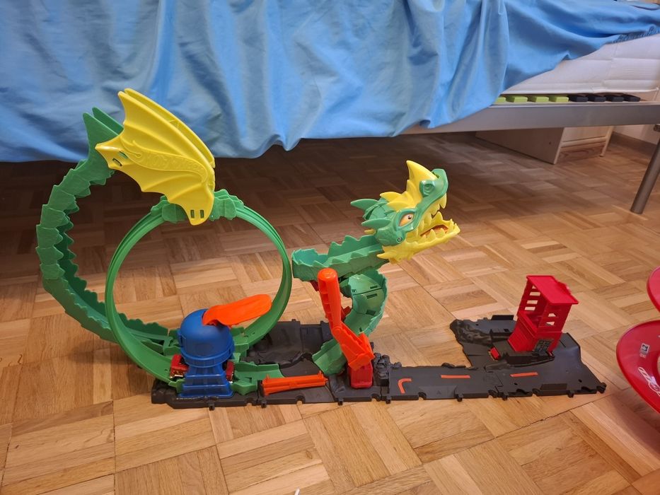 Tor Hot Wheels dragon pętla smoka