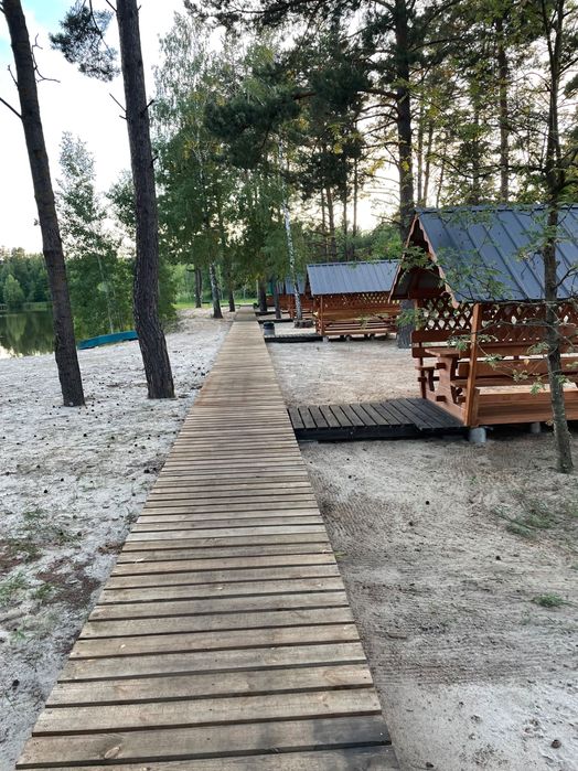Альтанки біля озера