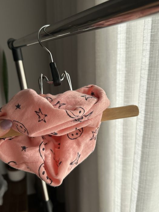 Gola menina rosa com smiles e estrelas