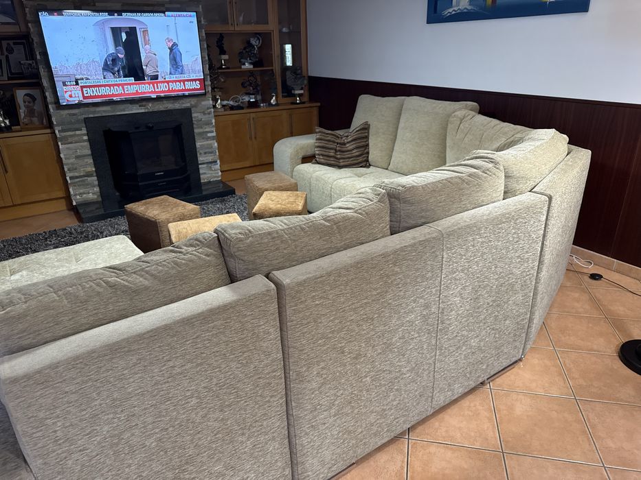Sofá de sala grande com chaise longue e 4 bancos
