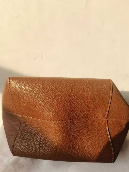 Bolsa bucket The Row castanha