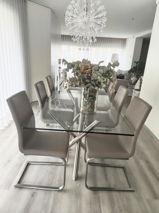 Mesa e cadeiras sala jantar