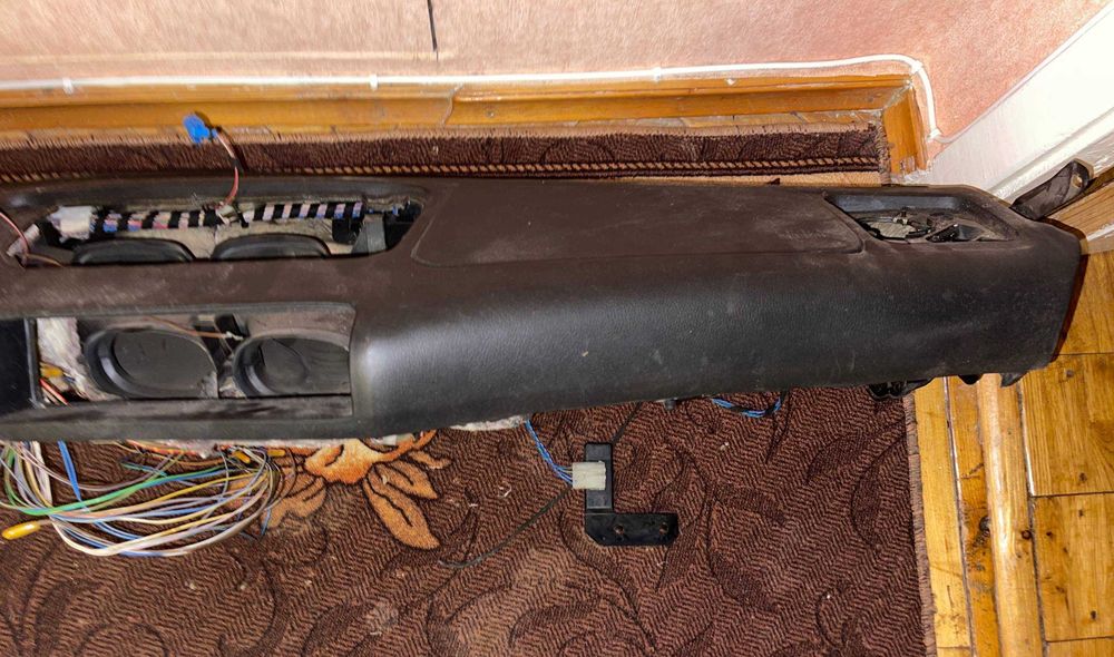 Торпедо BMW E34 рестайлінг, чорне, з подушкою безпеки (airbag)