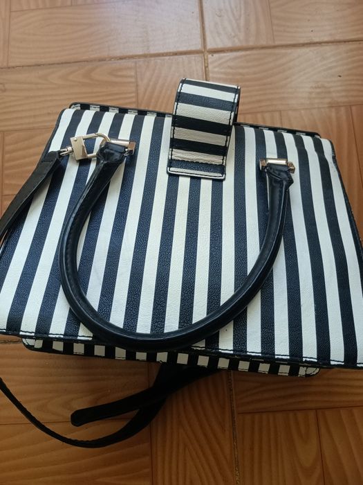 Mala as riscas Guess