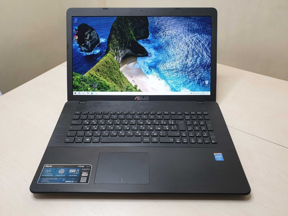 Великий ноутбук Asus 17.3 / Intel / RAM 8 GB / SSD