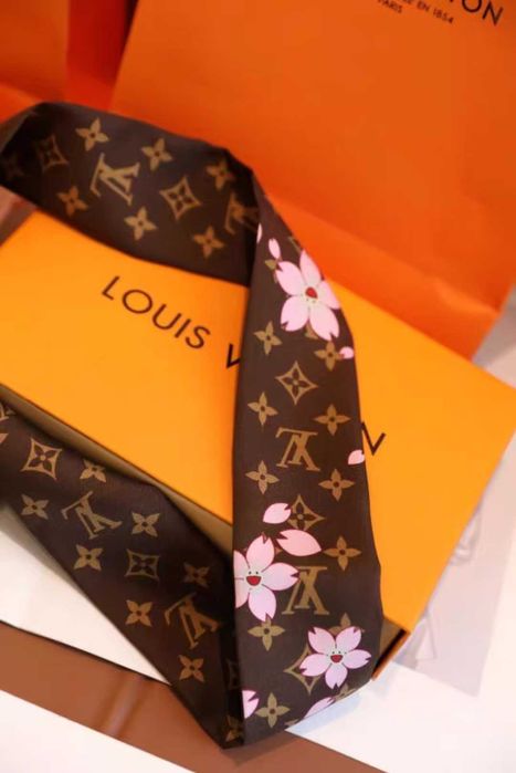 Dwie szale z wiśniami marki