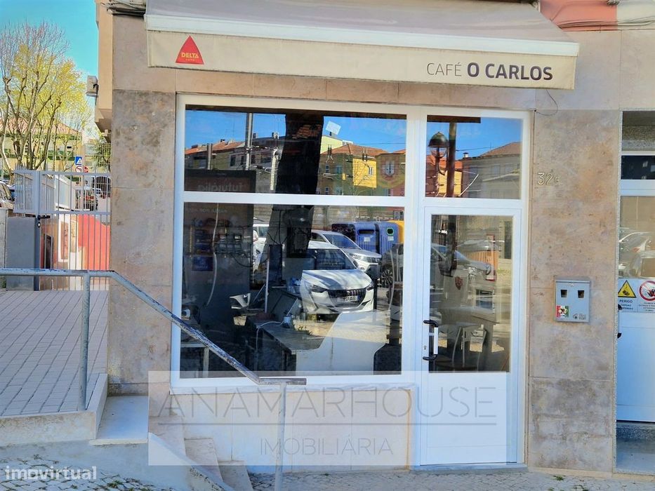 Loja com 2 frentes na Av. Cardoso Lopes | RC + cave | Rendimento asseg
