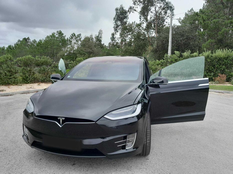 Tesla Model X - 386 CV de pura eletricidade e estilo
