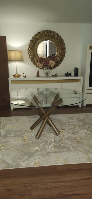 Mesa de sala de jantar com tampo em vidro