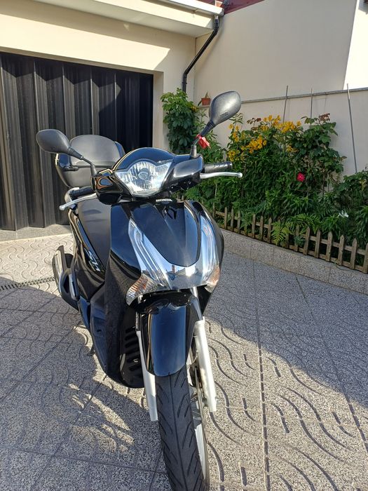 Honda SH 125 preta