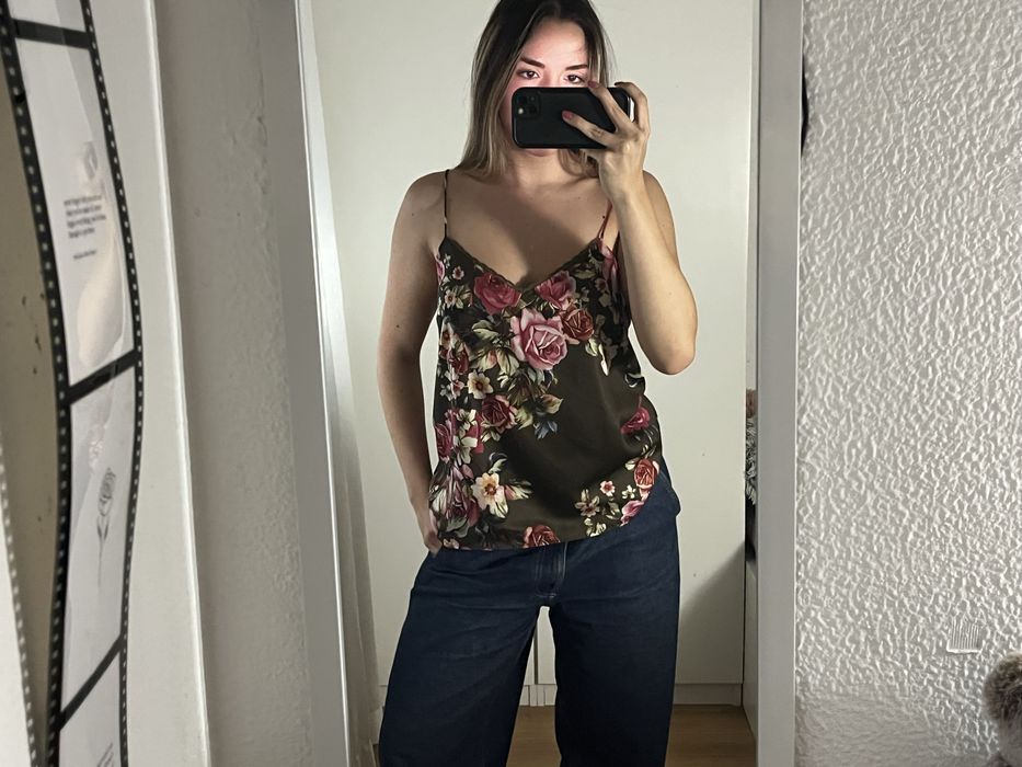 Top acetinado floral com alças finas, elegante e feminino