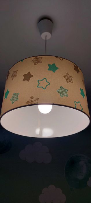 Lampa sufitowa, lampka, zasłony, dodatkowy materiał w gwiazdki