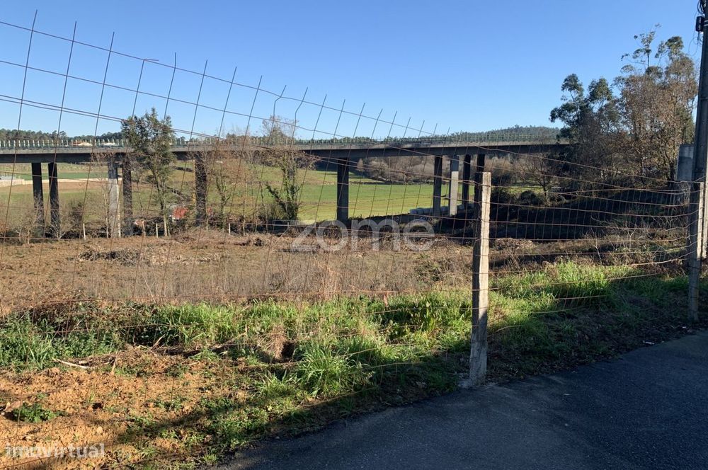 Terreno urbano na freguesia da Pousa, no concelho de Barcelos