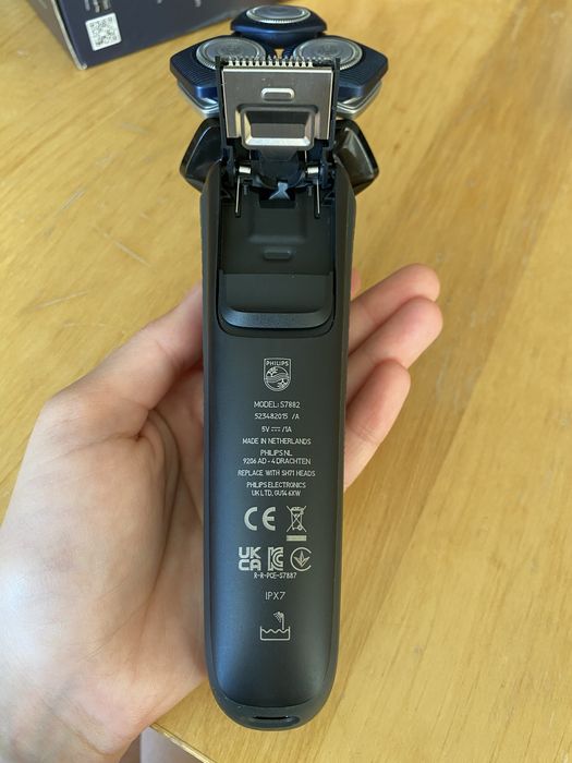 Електробритва Philips 7000 + рідина для чистки