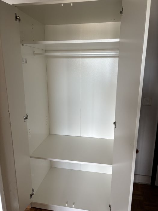 Roupeiro IKEA KLEPPSTAD e puxadores pele ÖSTERNÄS
