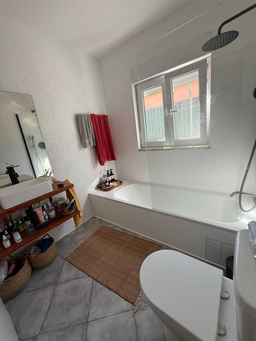 ALUGO casa T2 com jardim em Fernão Ferro de Novembro a Junho
