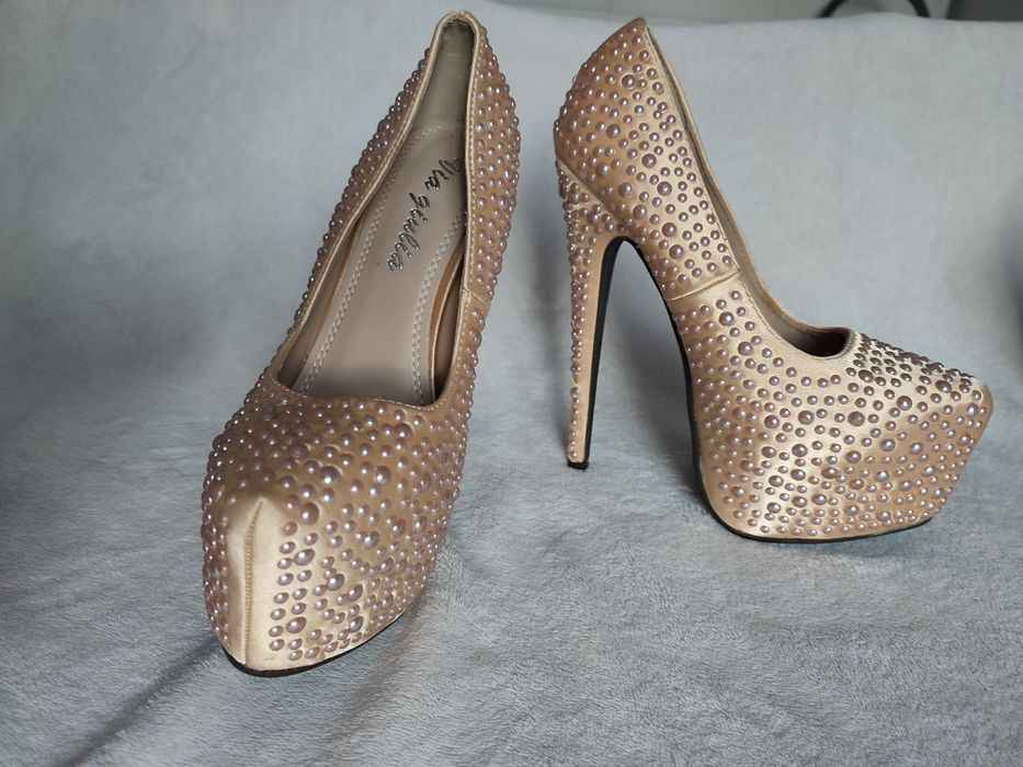 Eleganckie buty na obcasie z perełkami Rozmiar 36