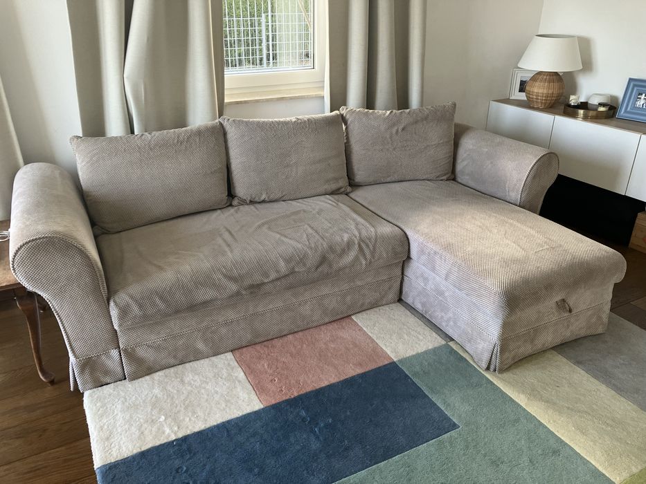 Beżowa kanapa rozkladana