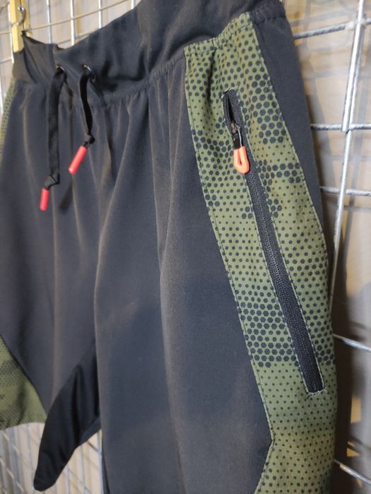 Calções desportivos com bolsos