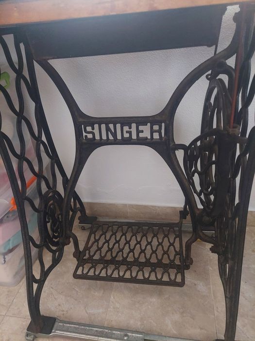 Máquina costura Singer com mesa