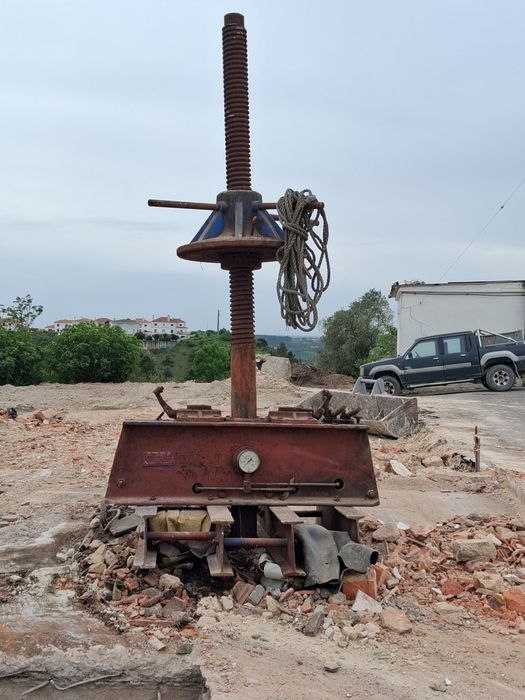 Prensa de vinho antiga em ferro (adega tradicional)