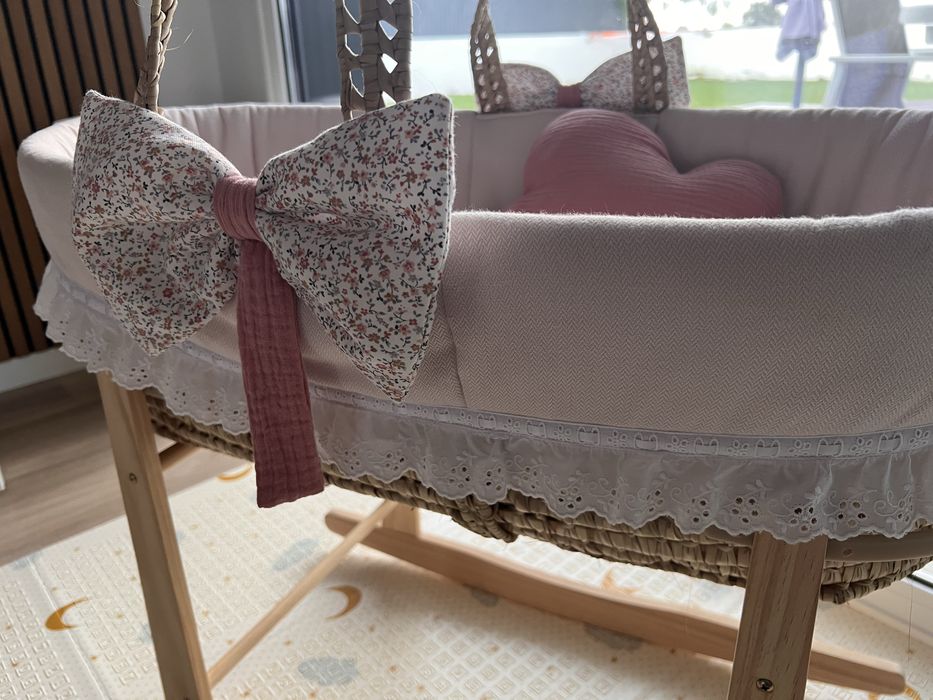 Alcofa e suporte com baloiço