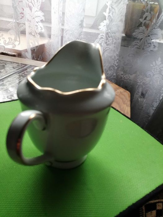 Sosjerka porcelanowa do sosu lub mleka