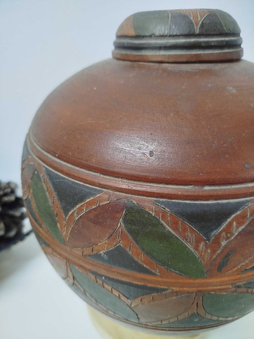 Pote decorativo étnico com tampa, em cerâmica, muito antigo