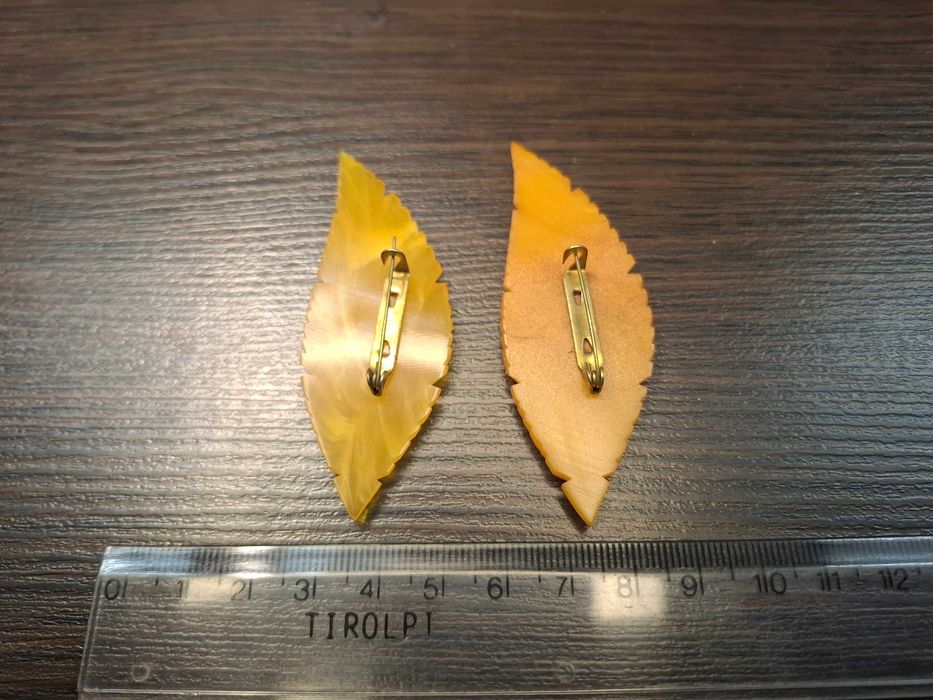 Dwa liście. Broszki bakelitowe wykonane w latach 60 XX wieku