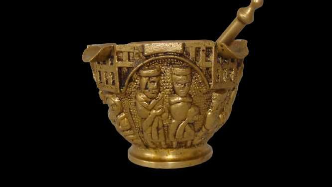 Antigo almofariz com pilão de bronze religioso