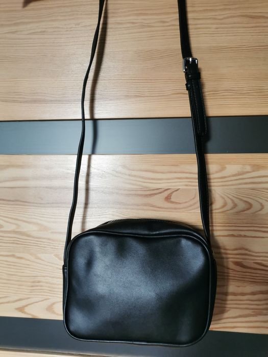 Reserved czarna mała torebka z ekoskóry w haftowane róże