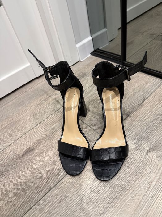 Чорні босоніжки на каблуку